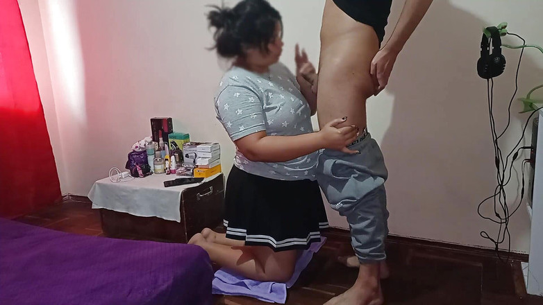 WhysMom: Můj nevlastní bratr mě vezme do svého pokoje, poklekne mě...