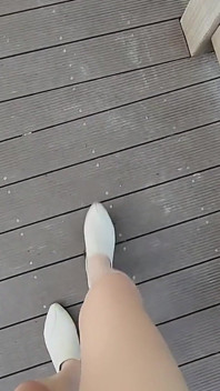 Roze slipje onder rok