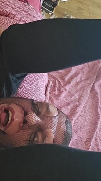 बहिन पेशाब करती है और अपना चेहरा हिलाती है