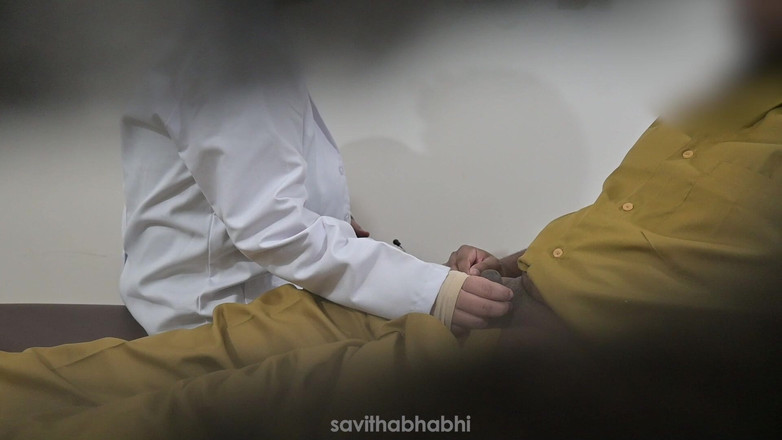 savithabhabhi: Doctor pajeando la polla del paciente en clínica