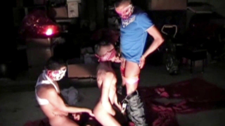 Gaybareback: Scopata di sorpresa dai suoi 2 amici