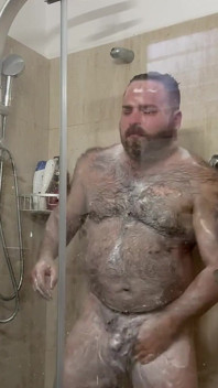 Itamar è fuori visita a casa. E per ora ecco un video di lui che fa la doccia