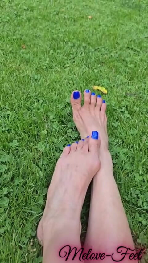 Naelor: Melove Blue lak na nehty ukazující její sexy nohy na...