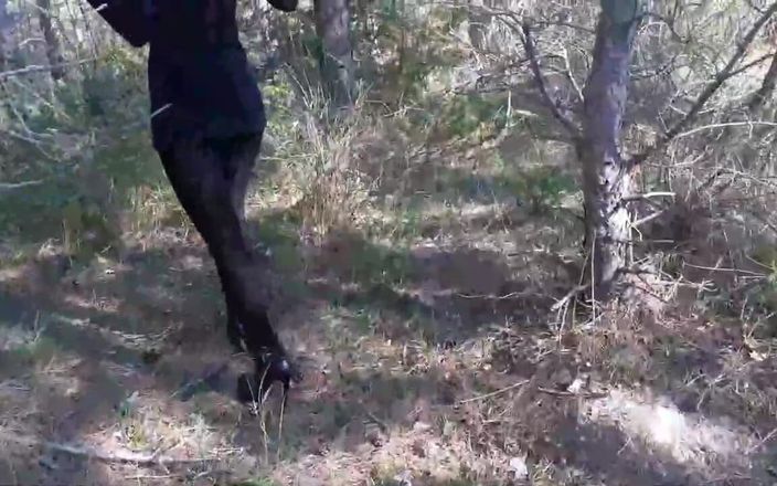 LauraOnHeels: Tacones altos y caminando por el bosque