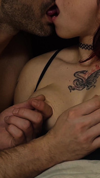 Heta kyssar och bröstvårtspel är den bästa kombinationen för cumming - obegränsad orgasm
