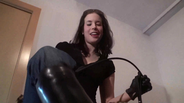 Femdom Austria: Primo piano di una schiava puttana che lecca gli stivali...