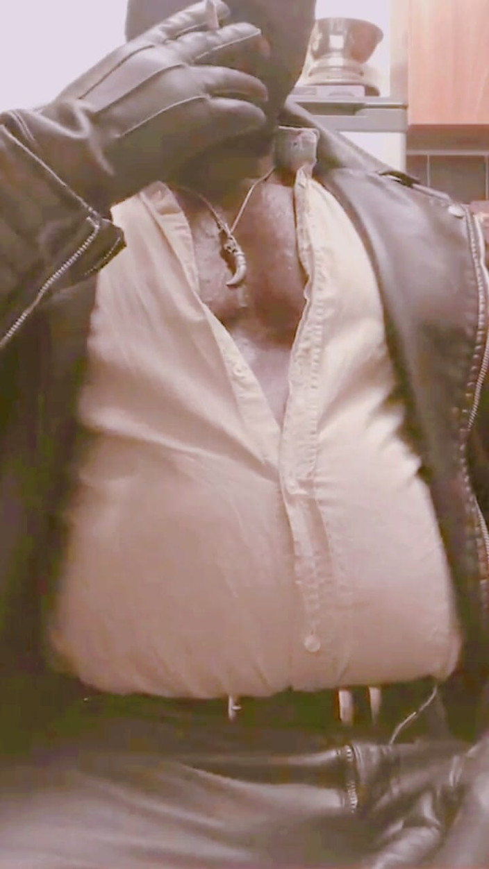 Black smoking muscle stepdad: Sfârcuri îmbrăcate în piele, îmbrăcate, joacă cu burta umflată de fum