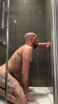 Hongerige opgesloten bodem spelen met enorme monster dildo van 30 centimeter