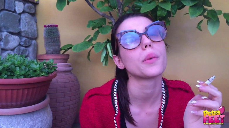 Smokin Fetish: Çok güzel esmer hatun açık havada purosunu içiyor