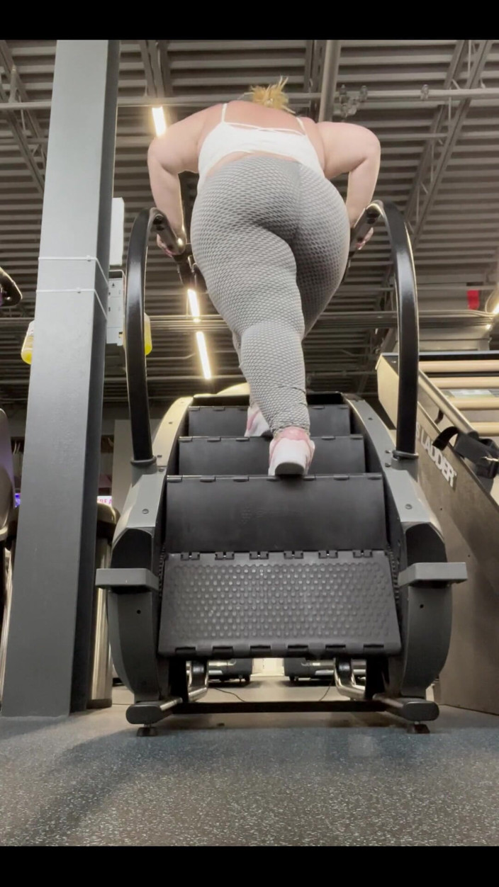Miss Pink Plush: Würdest du mich im Fitnessstudio trainieren oder einfach nur zu,...