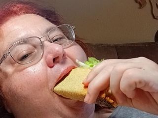 BBW nurse Vicki adventures with friends: Snědla velké jídlo domácí taco večeři