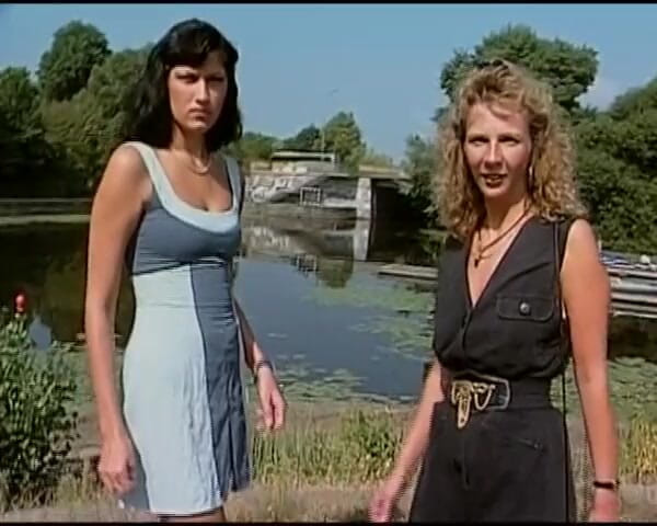 Deutscher hardcore: Pretty German Babe Shares Dick with Hot Blonde MILF