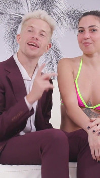 Fermecătoarea Kyle Stroker intră adânc în pizda Mirei Luv!