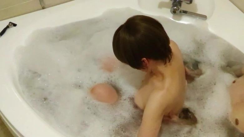 akeieroi: 浴缸调情与出轨对象的游戏