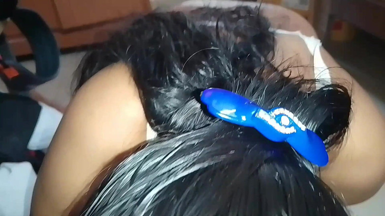 LEGSCOUPLE12: Mallu menina coloca o pênis do marido na boca e...