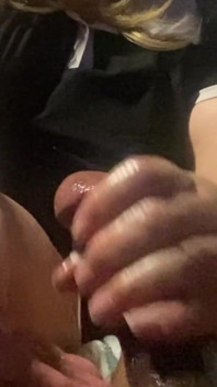 Quente handy loira gilf adora pau preto acariciando sementes pretas em sua mão e boca