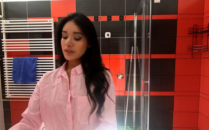 No panties TV: Drobná brunetka vysokoškolačka Prom Queen si vytáhne kalhotky v koupelně...