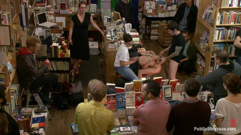 Public Disgrace by Kink: बुकस्टोर बैंगिंग