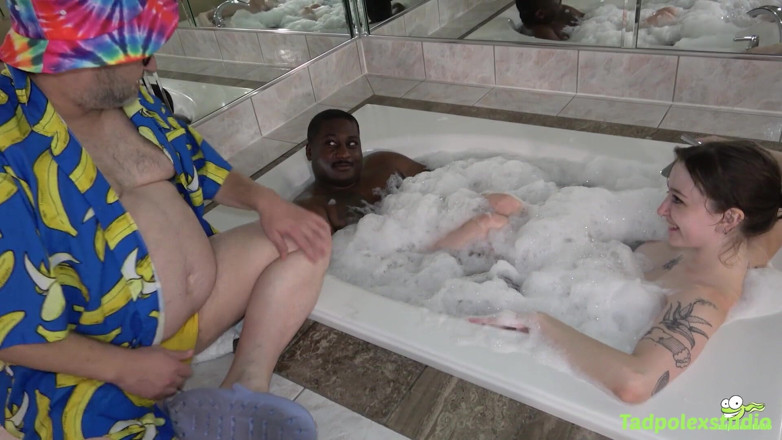 TadpolexStudio: Sugar Daddy de Sunny Daze lui prend une grosse noire