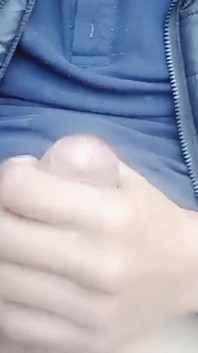 Un garçon mignon lui caresse la bite