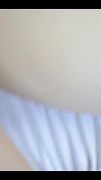 Une petite blonde baise avec Vitor brésilien à grosse bite noire, gémit incroyablement quand il dit son nom