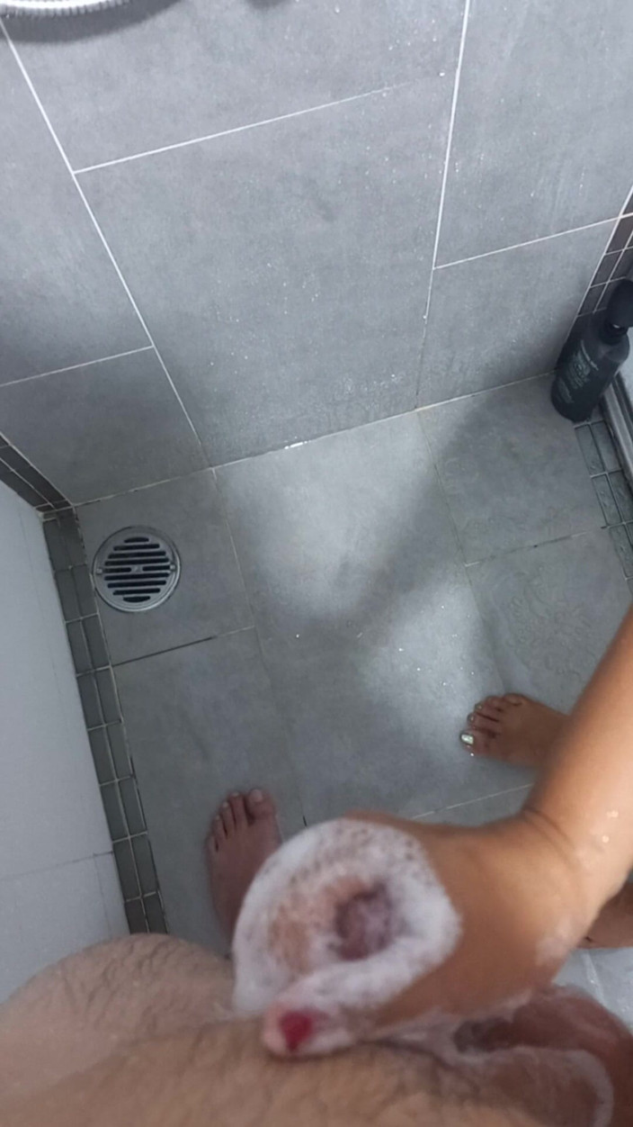 Handjob Passion: Şehvetli kırmızı tırnaklar sabunlu duşta mastürbasyon