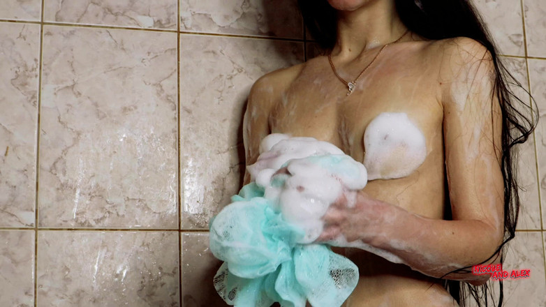 NicoleAndAlex: Nat schoolmeisje in de badkamer