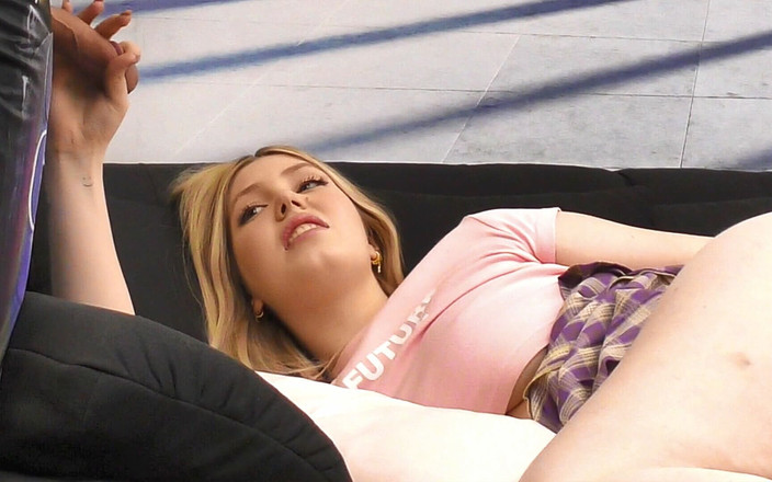 Ignoring Handjobs: Grandi tette culo grosso incredibilmente bello figa stretta calda formosa...