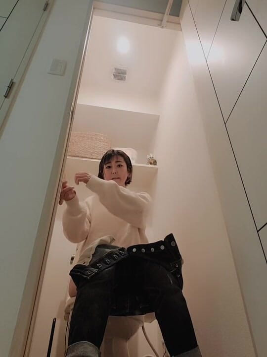 Mayumi Kanzaki: 熟女の日常トイレ事情