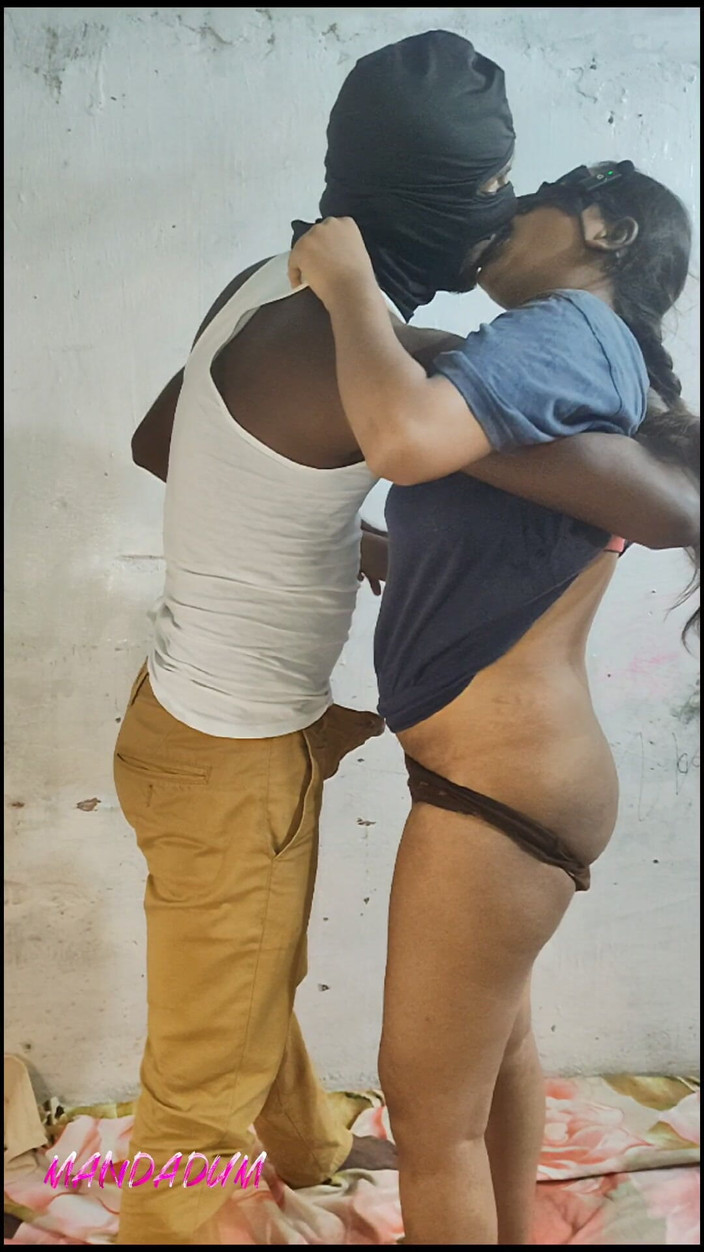 Mandadum: Si Dia datang ke rumah jirannya, dan dia mengongkeknya.