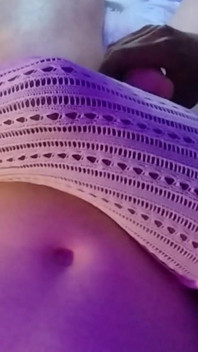 Masturbuje s bílými síťovými punčochami Mezi stehny mé okouzlující černé děvky