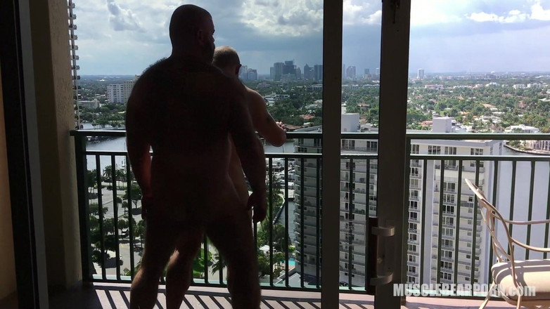 Muscle Bear Porn: Muscle Exposure