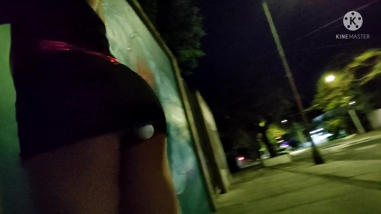 Traviezisha: Sissy crossdresser lagi asik jalan-jalan pakai vibrator di dalam lubang...