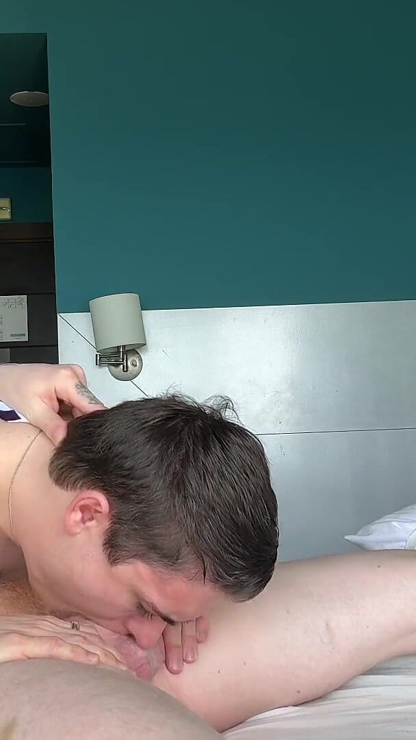 8IncherGinger: Dưới cùng khoe kỹ năng đút sâu vào họng của anh ấy