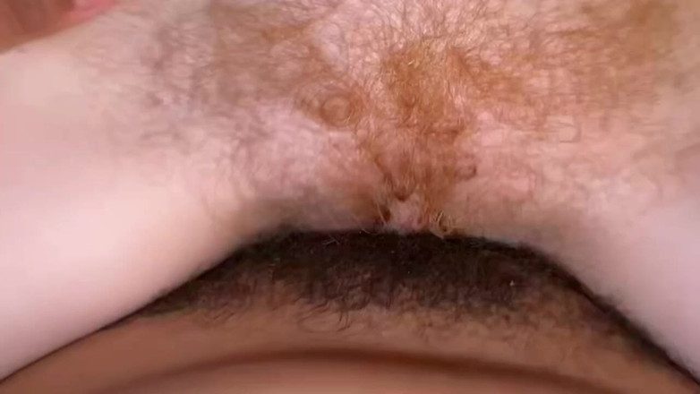 EnbyDykes: ロマンチックなレズビアンのトリビングと毛深い膣の視点