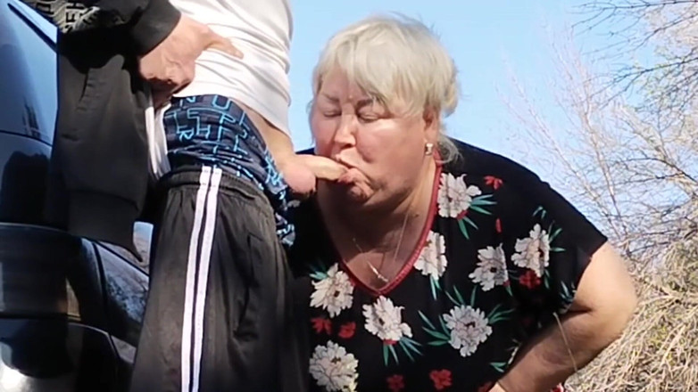 Zona901: Teściowa trzyma mojego penisa, podczas gdy sikam, a następnie ssie...