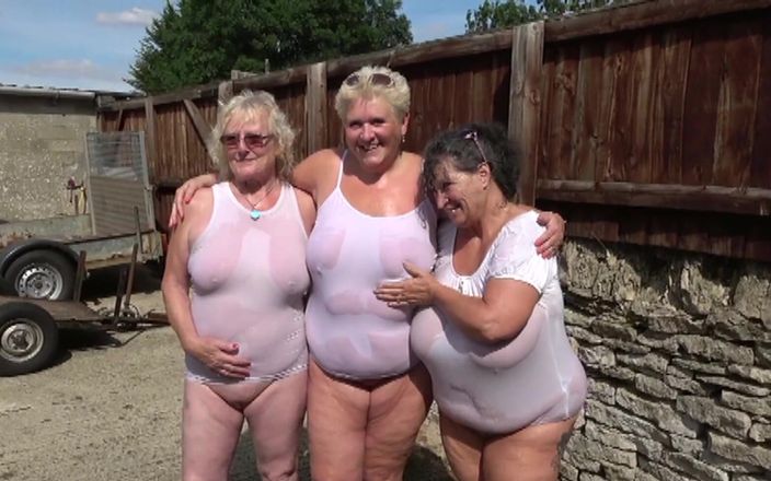 UK Joolz: Um pouco de diversão de camiseta molhada safada, bem 3 senhoras...