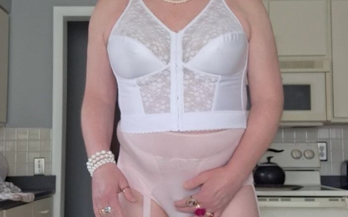 Victoria Lecherri: Bunicuța Tranny Cougar Vicki are nevoie de mai mulți tineri...