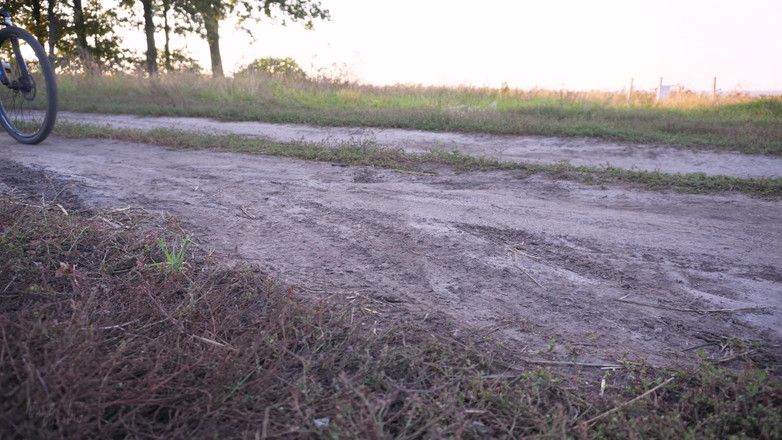 Teasecombo 4K: Esibizionismo nel culo mentre cavalca una bicicletta sotto la gonna