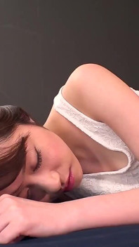 Donne che amano un pene che striscia sui loro corpi