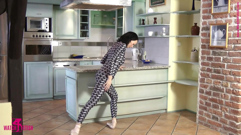 Watch4fetish: Flexibilität im spandex-catsuit