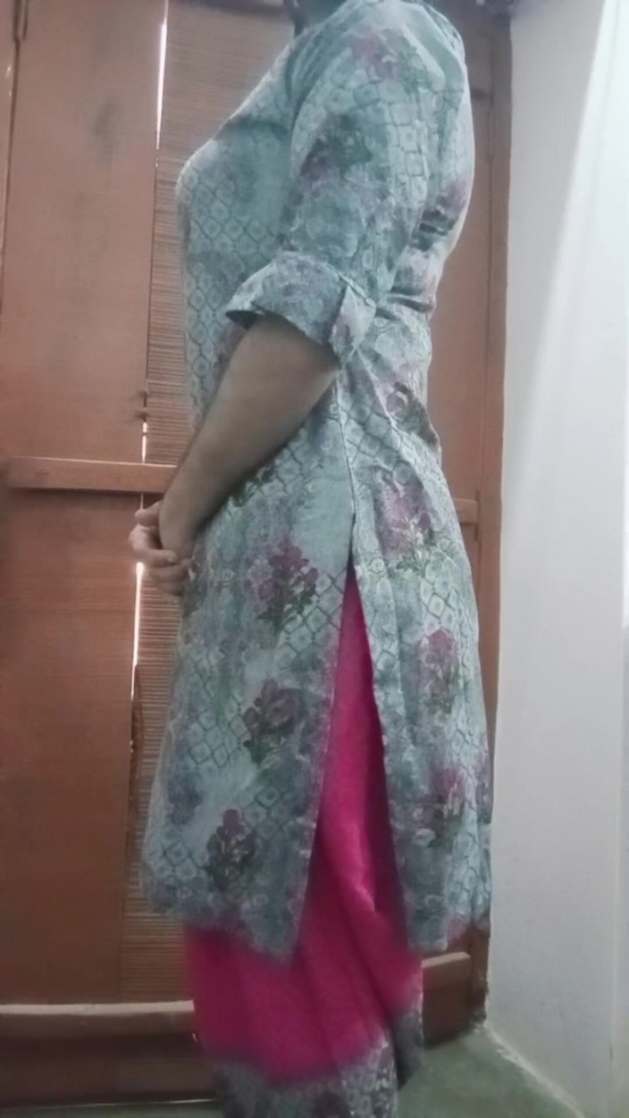 Gaurisissy: インドのゲイ女装者ガウリシシーがサルワール・クルタで主婦のように見える XXX