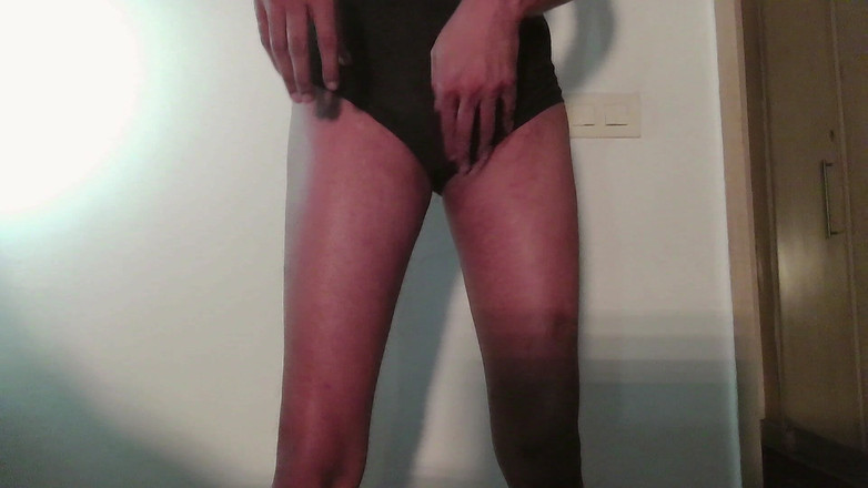 scrabberavi: Sexy höschen anprobieren