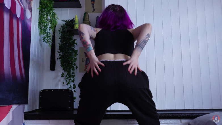 Alice Bean: Trashy Panty Smeller