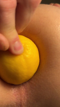 Memasukkan buah besar ke dalam pantatku, meregang dan mendorong keluar. Lemon, Apel, Oranye.
