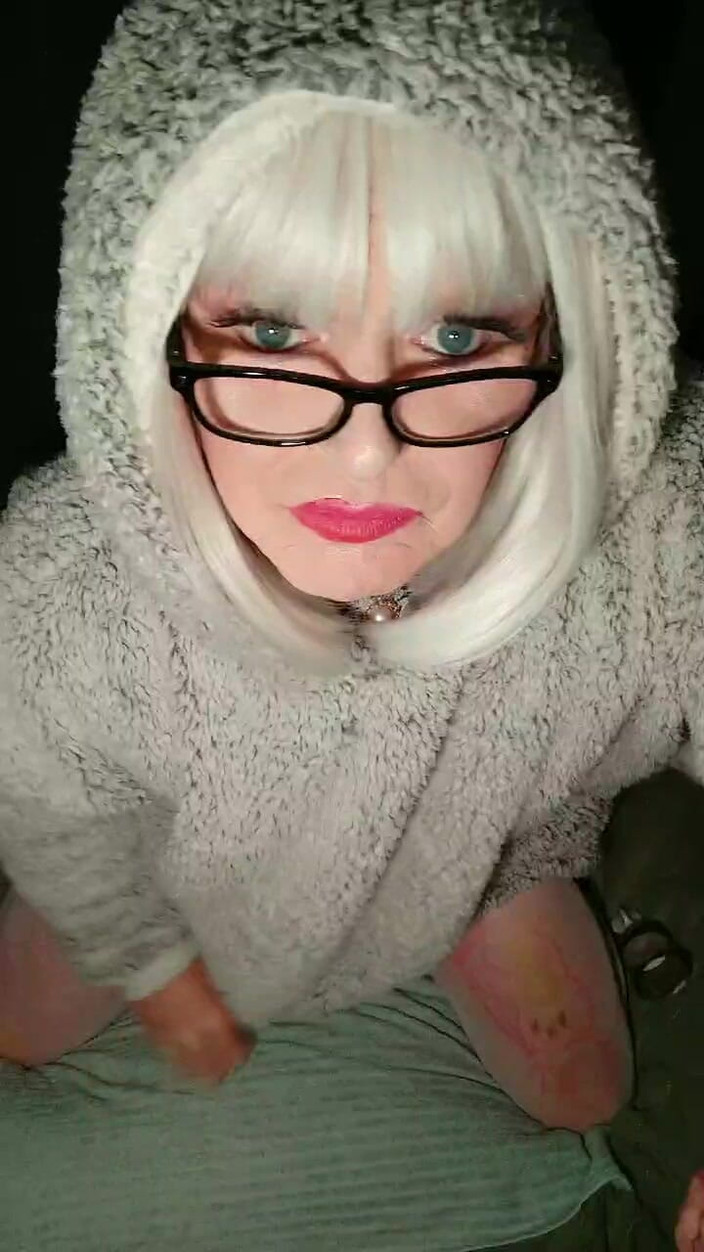 Emma Browne: Schattige tranny komt klaar