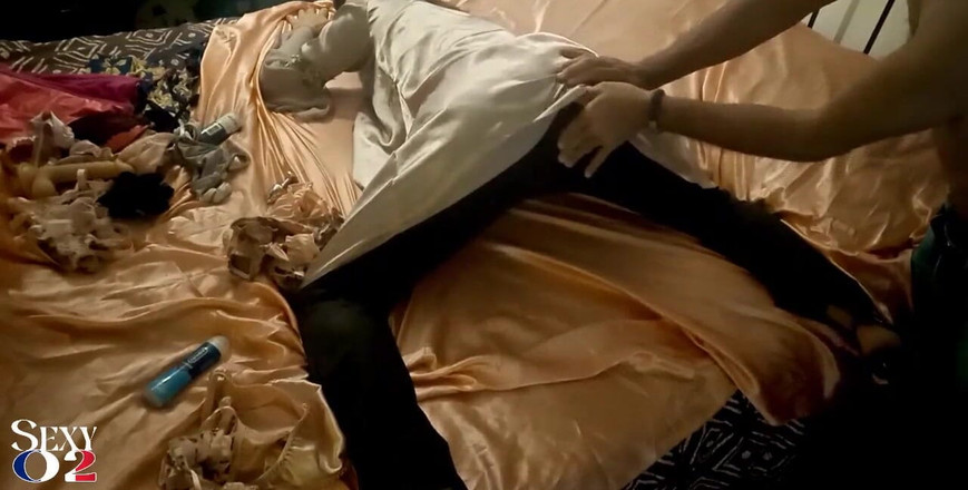 Sexy O2: 1884 - amatérská děvka, zebra saténový korzet, bílé saténové kalhotky, černé kožené...