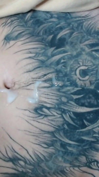 Il giovane tatuato si masturba fino a quando non viene