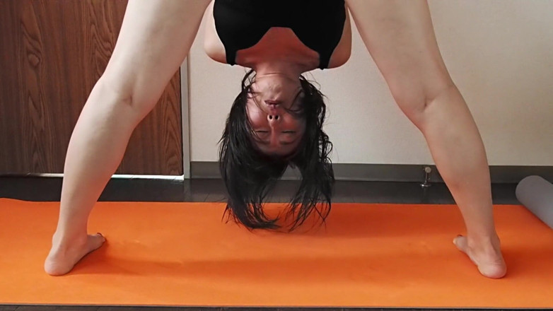 Mayumi Kanzaki: 下着姿のヨガ