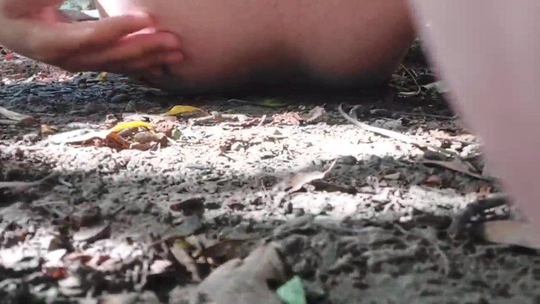 Kitty_Cross: Ohromující Sissy Lying na piknikové dece v zahradě